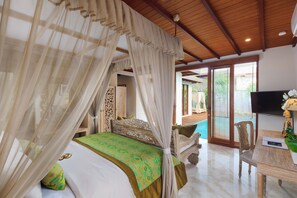 Two Bed Jacuzzi and Pool villa Sukawati