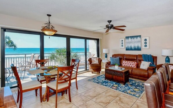 Welcoming living room -Ready for you to reserve!