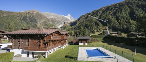 Résidence & piscine extérieure dans un endroit calme