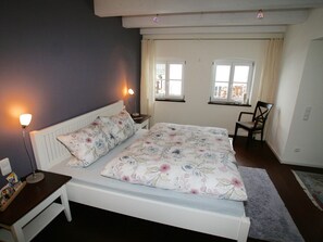 Zuhäusl bis 6 Personen, 120 qm, 2 sep.Schlafz., Schlafsofa, TV, WLAN, Terrasse-Schlafzimmer II