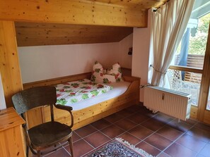 Zentrale und gemütliche Dachgeschoss Wohnung mit Balkon-Schlafbereich