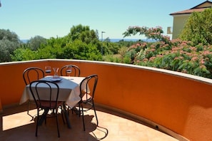 The balcony equipped with a table and 4 chairs