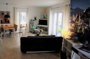 Zentral gelegene Neubauwohnung mit sonnigem Balkon, Lift und Tiefgarage, 60 qm-Wohnzimmer