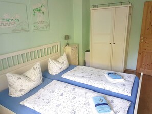 Schlafzimmer mit Doppelbett