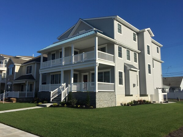 The perfect Shore house!  Spacious porches, yard big enough for post beach games