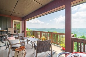 Deck Area--- Breathtaking Mountain View 