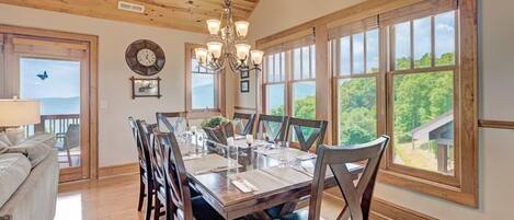 Dining Room--- Bright and Inviting 