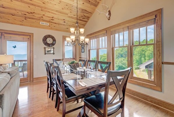 Dining Room--- Bright and Inviting 