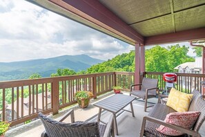 Deck Area--- Grandfather Mountain View 