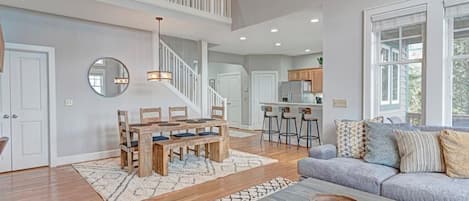 Open Floor Plan--- Bright and Inviting 