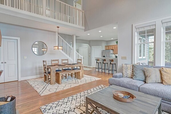 Open Floor Plan--- Bright and Inviting 