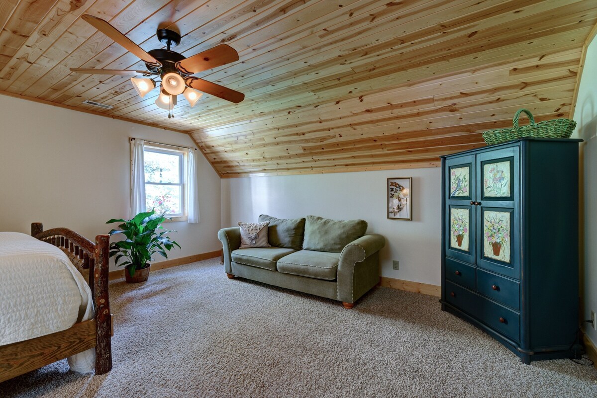 Peaceful Highlands Retreat, 8 Min to Main St., Nestled on 3 Wooded Acres