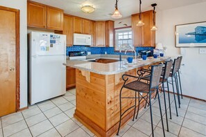 surf-or-sound-realty-vantage-point-8-kitchen