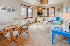 surf-or-sound-realty-vantage-point-8-sitting-room