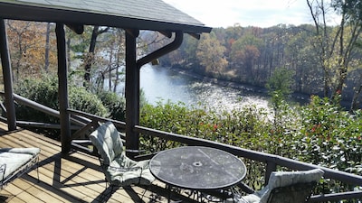 Historic log cabin on beautiful Lake Catherine