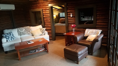 Historic log cabin on beautiful Lake Catherine