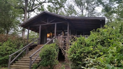 Historic log cabin on beautiful Lake Catherine