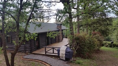 Historic log cabin on beautiful Lake Catherine