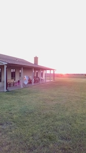 South 40 Lodge: Central Ks Lodging With Amazing Views & Sounds Of The Country