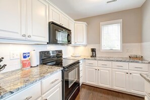 Kitchen--- Granite Counter-tops, Modern 