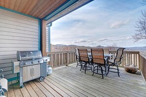 Deck Area--- Outdoor Dining, Propane Grill