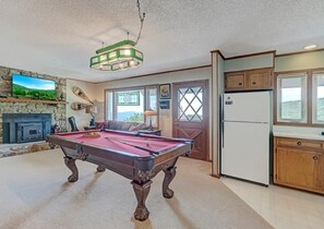 Rec Room- Pool Table, TV, Mountain View