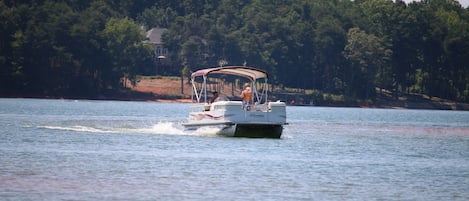 Pontoon rental. Great Looking Clean 4 stroke Pontoon Boat with Honda 50 hp motor