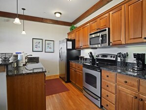 Kitchen--- Granite Counter-tops/Stainless Applianc