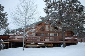 Newly remodeled 2200 sf cabin 6 miles from Tamarack Resort.  