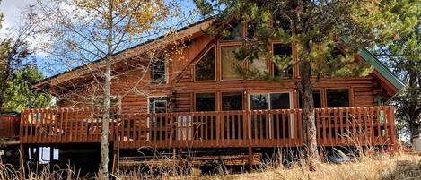 Newly remodeled 2200 sf cabin 6 miles from Tamarack.
