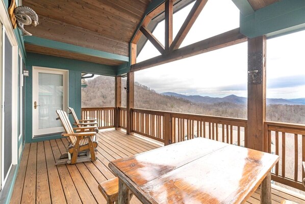 Deck Area--- Mountain View, Furniture