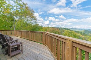 Deck Area--- Breathtaking Mountain View 