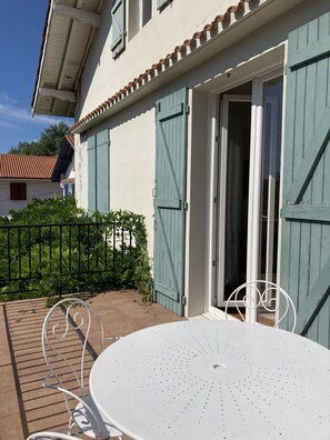 Grand balcon a l'avant ideal pour petit dej en solo ou apéro du soleil couchant 