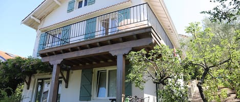 Grande maison avec jardin cloturé