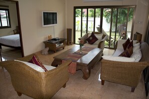 SILK - LUXURY FAMILY POOL VILLA NAIHARN