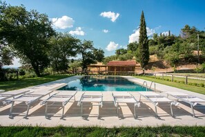 Piscine, Jour, Architecture, Ciel, Botanique, Arbre, Miroir D'Eau, Jardin, Herbe, Bâtiment