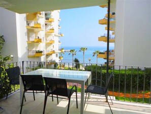 AL FRESCO DINING WITH SEA VIEWS