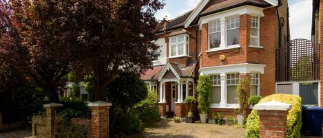 Beautiful Victorian Period 5 Bedroom House 