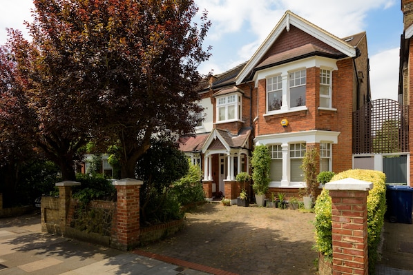 Semi detached 5 bed house opposite Lammas park with free parking
