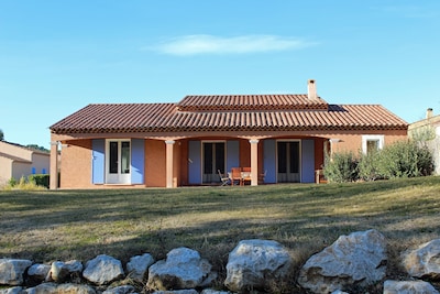 Amplia villa con piscina compartida en Pierrevert junto al Golf du Luberon.