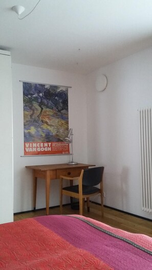 Kleiner Schreibtisch im Schlafzimmer.