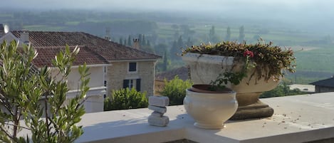 Blick von der unteren Terrasse auf Séguret