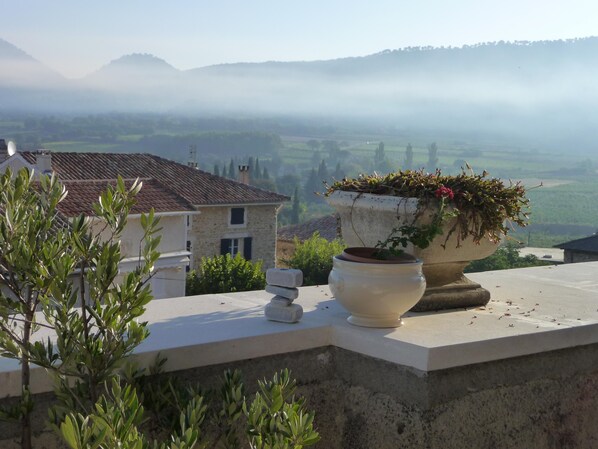 Blick von der unteren Terrasse auf Séguret