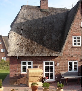 High quality refurbished detached house under thatch in natural grounds Mannemorsumtal