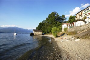 Die Residenz liegt direkt am See