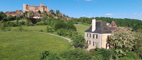 Emplacement du gite par apport  au chateau.C est au milieu des pres et calme