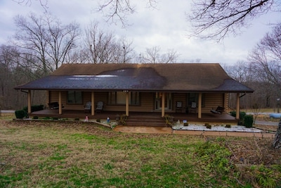 Log Cabin .5miles from Ky Lake, King Bed, Hot Tub, Pool Table, 1500sqft Venue!