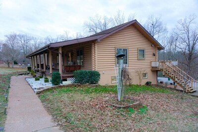 Log Cabin .5miles from Ky Lake, King Bed, Hot Tub, Pool Table, 1500sqft Venue!