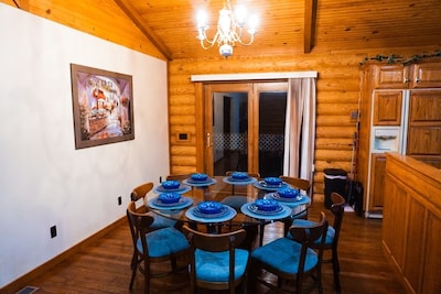 Log Cabin .5miles from Ky Lake, King Bed, Hot Tub, Pool Table, 1500sqft Venue!