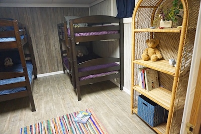 Log Cabin .5miles from Ky Lake, King Bed, Hot Tub, Pool Table, 1500sqft Venue!